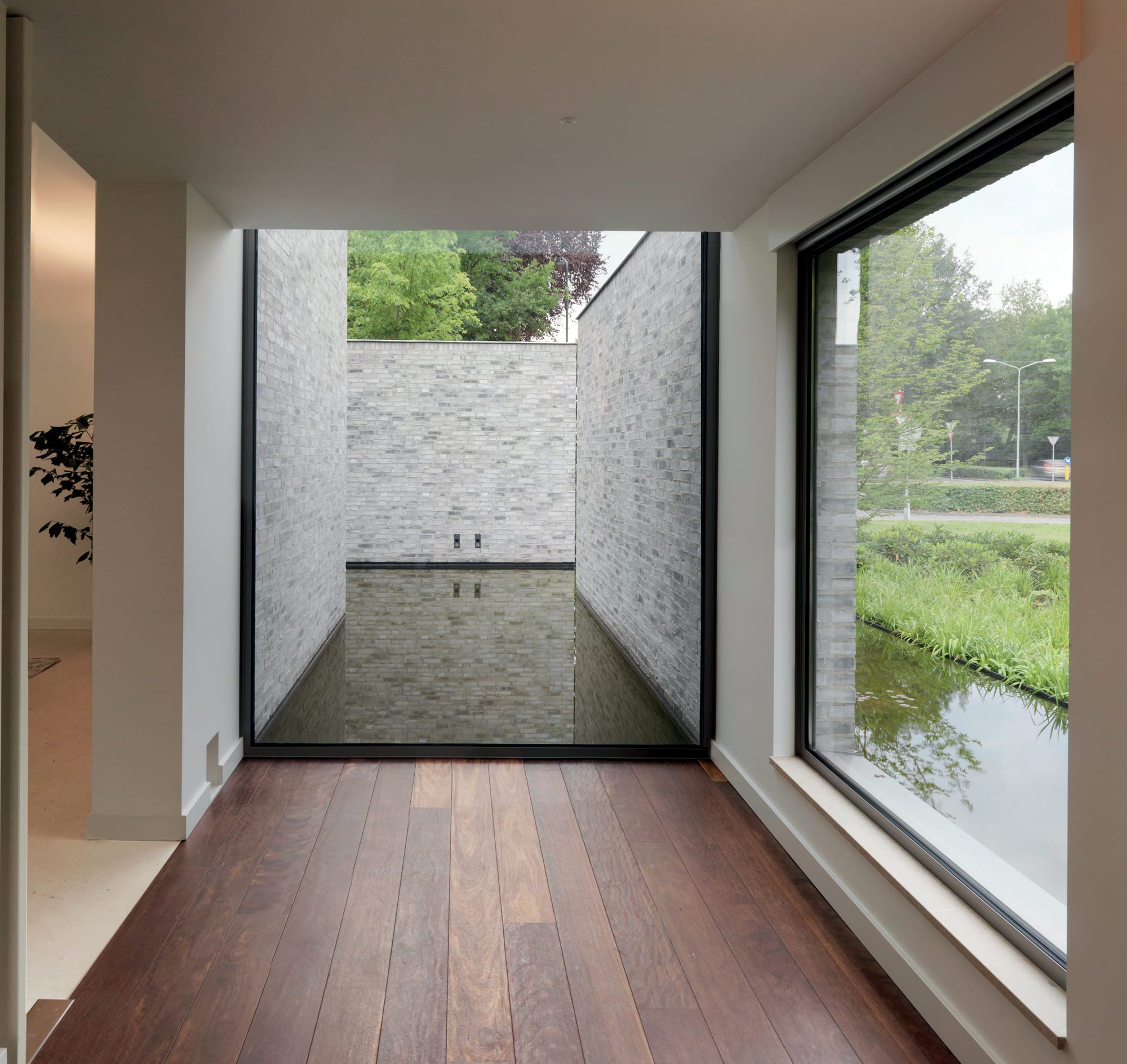 Interieur met slanke aluminium puien, officieel Reynaers-beeld