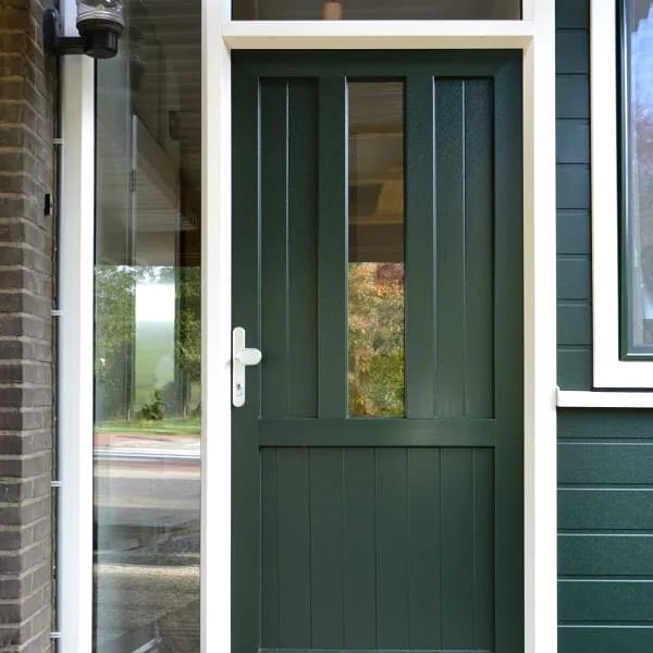 Donkergroene kunststof voordeur met houtlook, glasstrook en wit kader