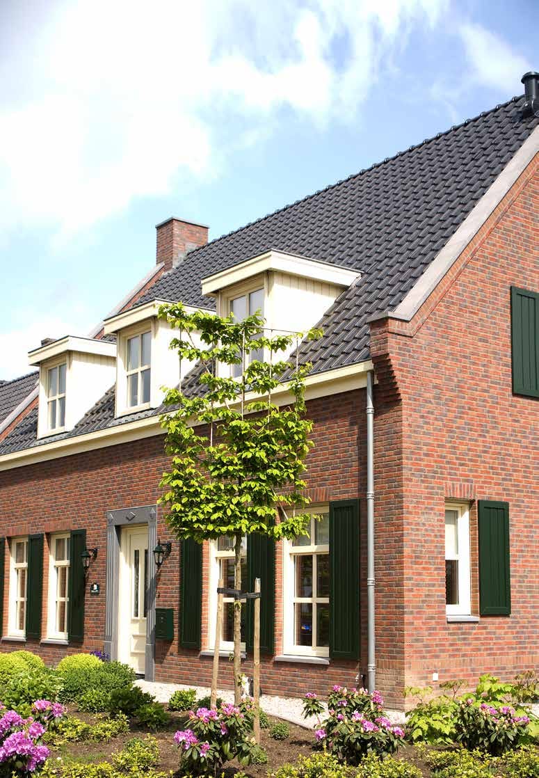 Vrijstaande baksteengevel met lichte kunststof kozijnen, officieel REHAU SYNEGO NL-beeld